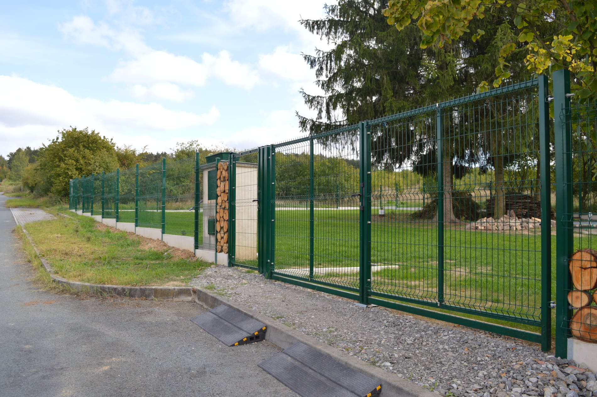 Pletiva Dobrý - Chotíkov - montáž 3D plotových panelů s podhrabovými deskami 3D brána a branka